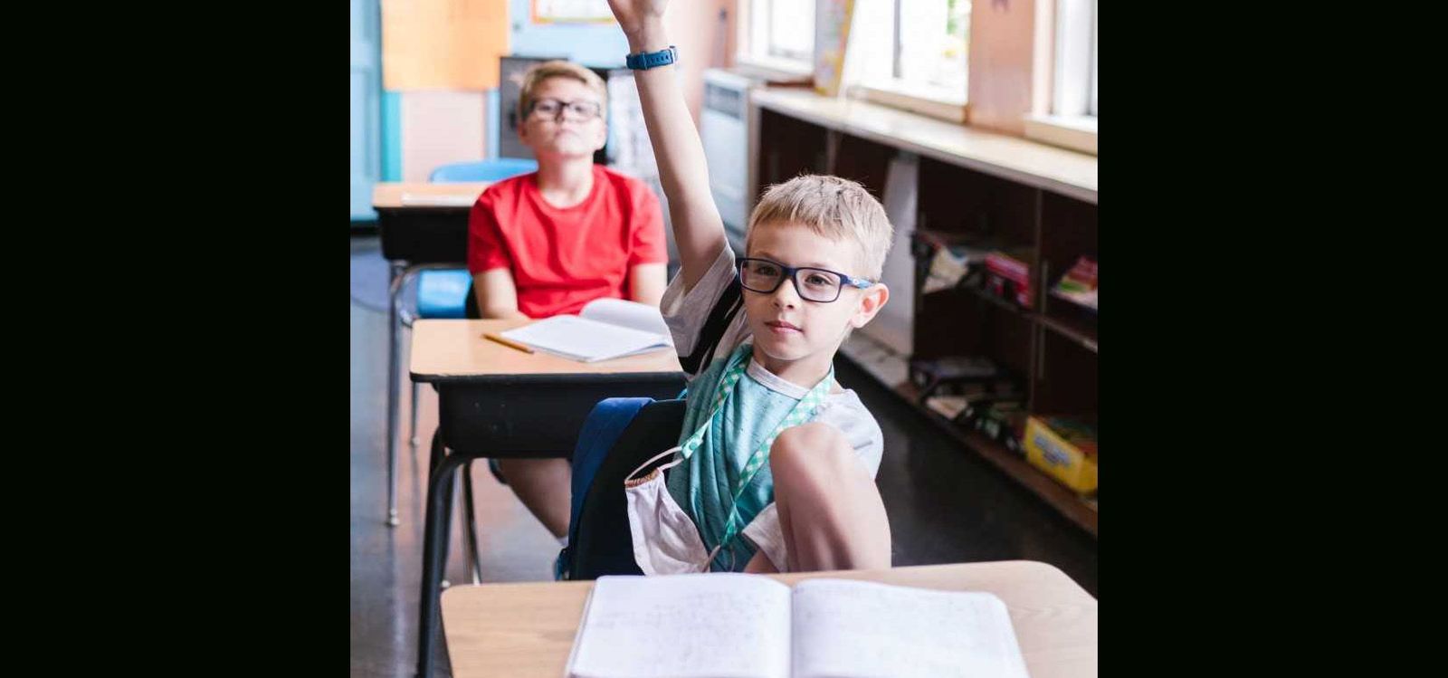 Un niño con gafas en un aula. COOCYL