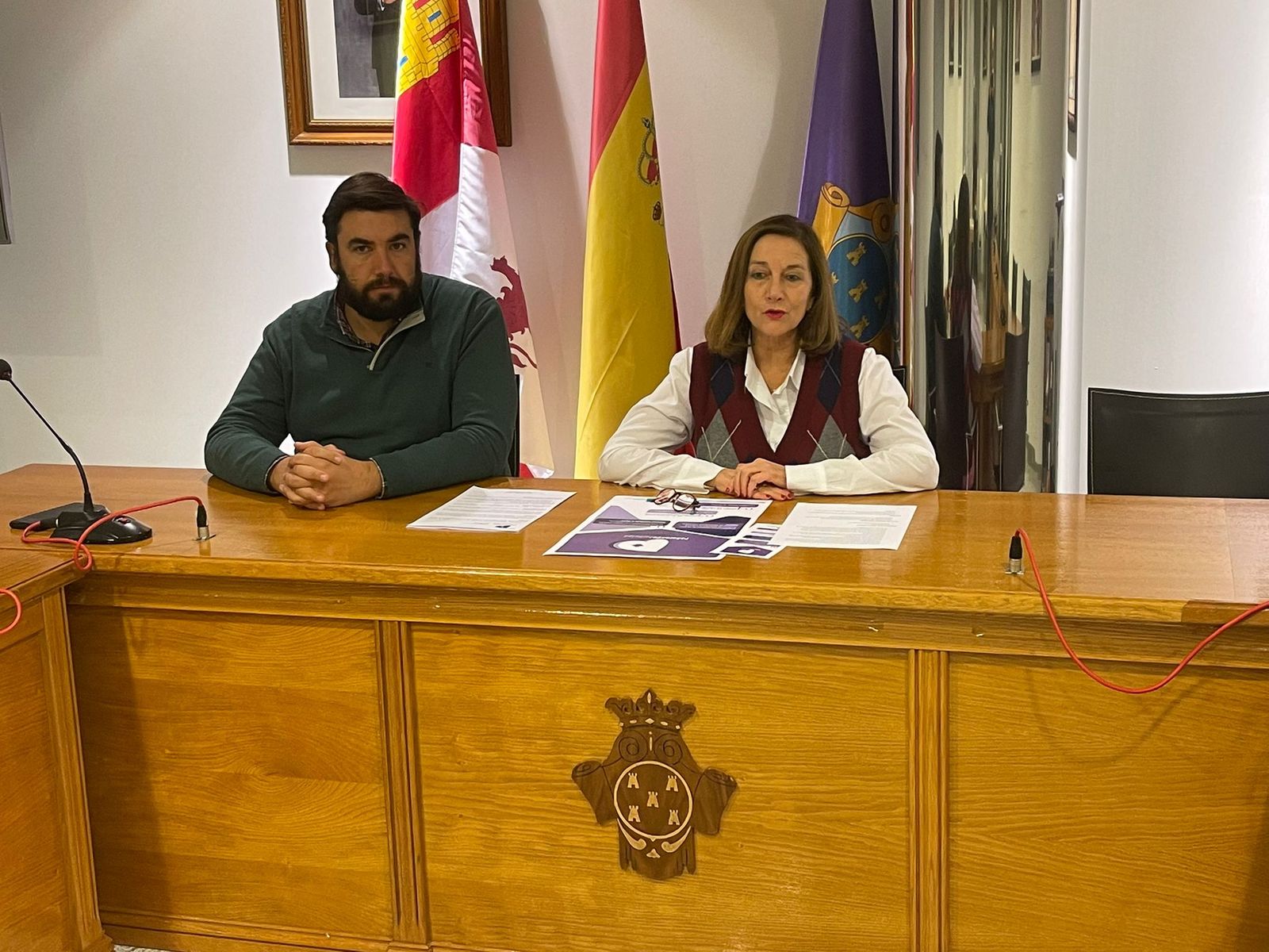 El concejal Antonio Poveda, y la alcaldesa de Peñaranda han presentado los presupuestos participativos