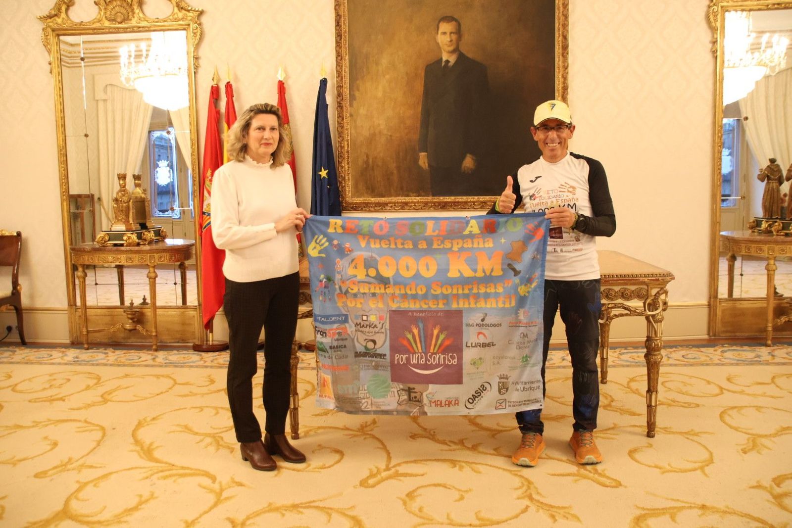 Vega Villar, recibe a José Antonio Nieto, quien está recorriendo España a pie con el reto solidario ‘Sumando sonrisas’