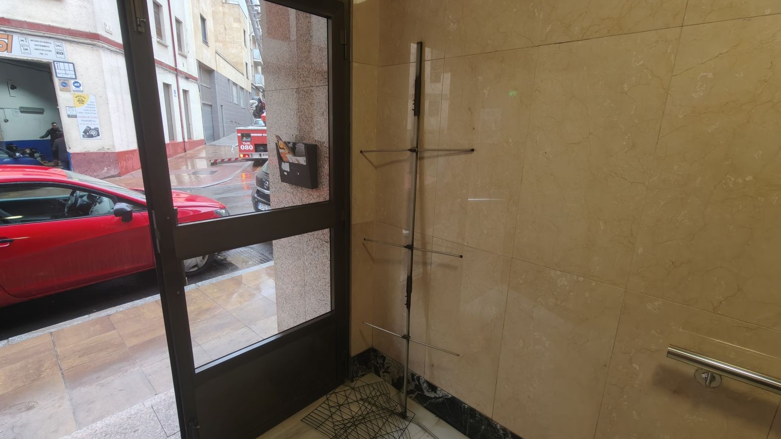 Una antena cae en la vía pública en el paseo del Gran Capitán