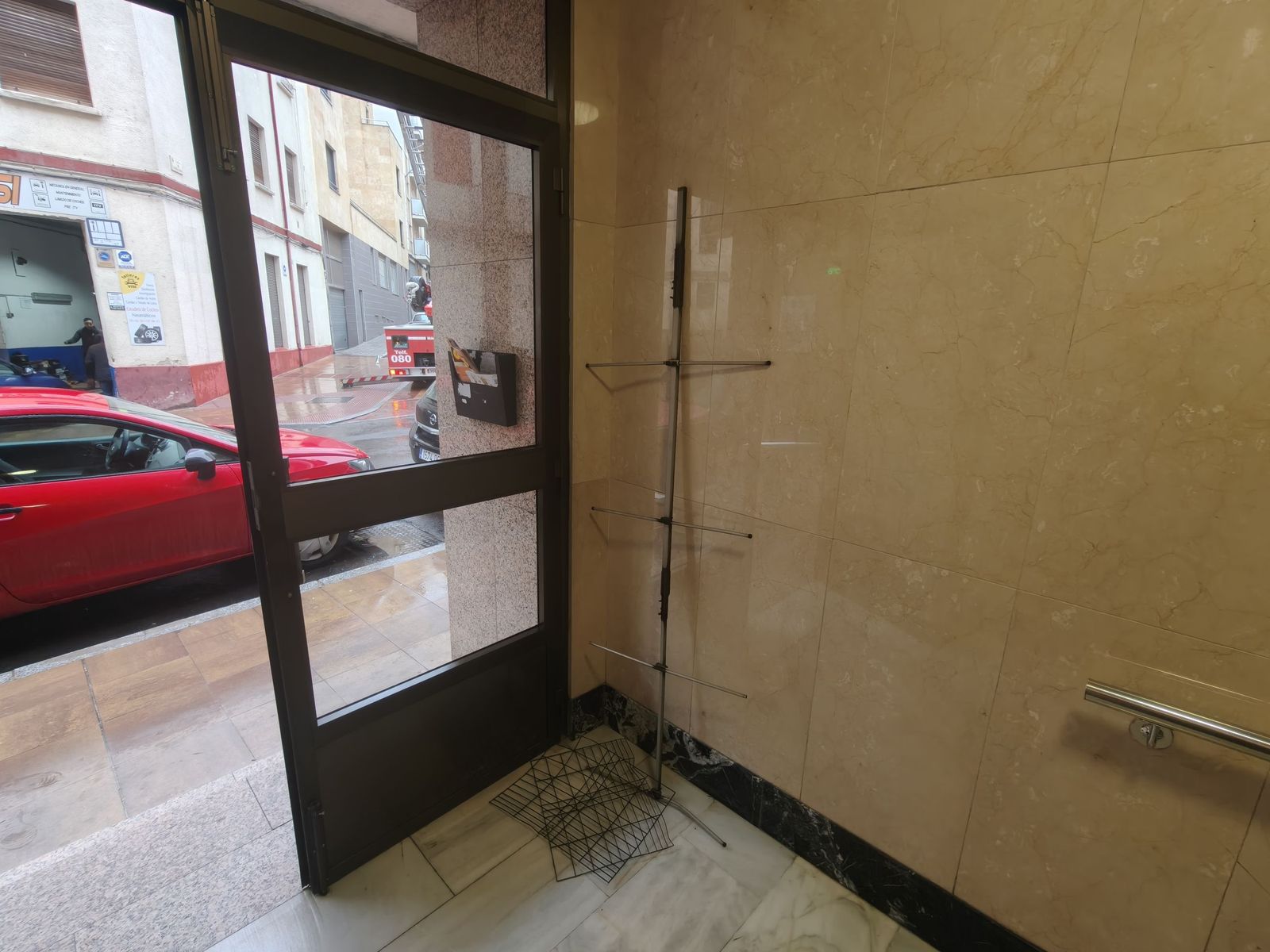 Una antena cae en la vía pública en el paseo del Gran Capitán