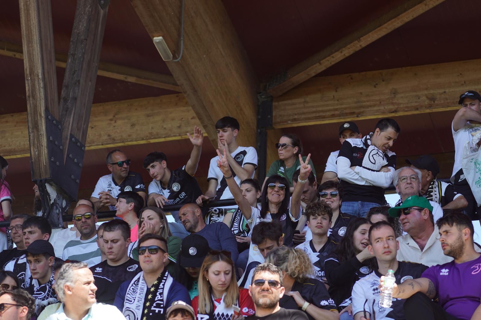 Gran ambiente en la grada para ver el partido entre Zamora - Unionistas en el Estadio Ruta de la Plata