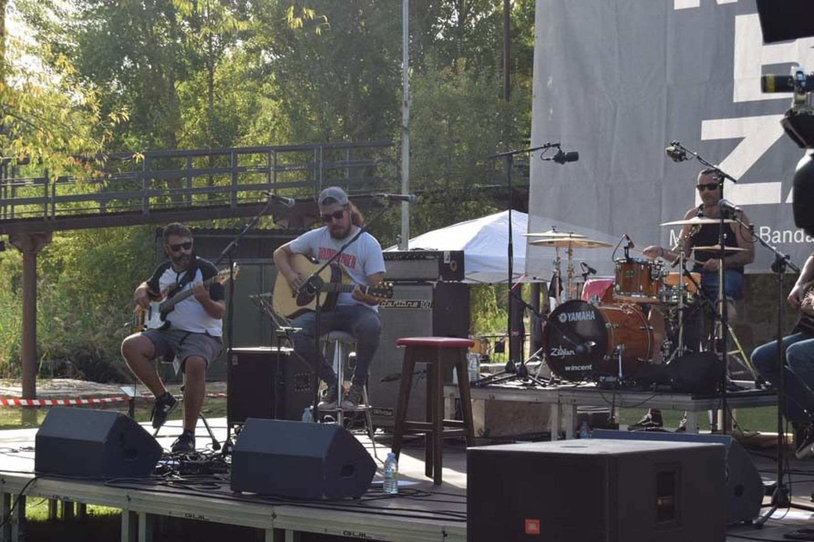 Un grupo de música en Las Aceñas de Cabañales.