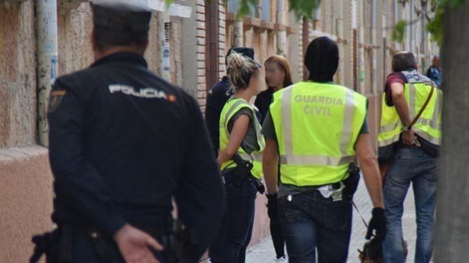 Policía Nacional y Guardia Civil en una redada. Foto de archivo