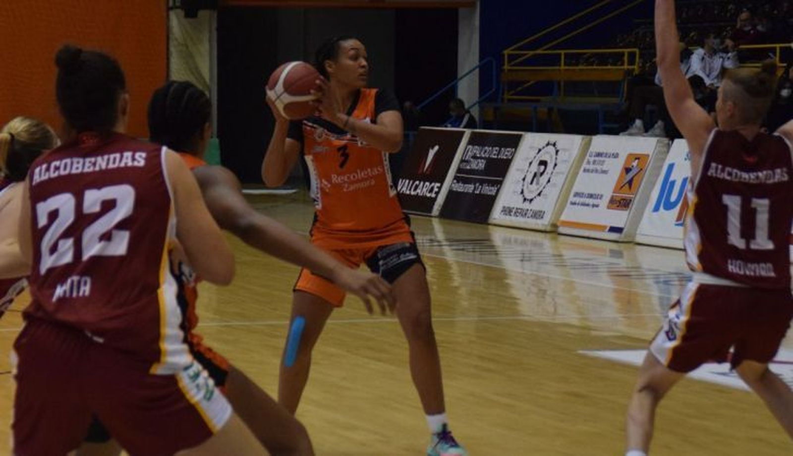 Chelsea Waters, con la bola