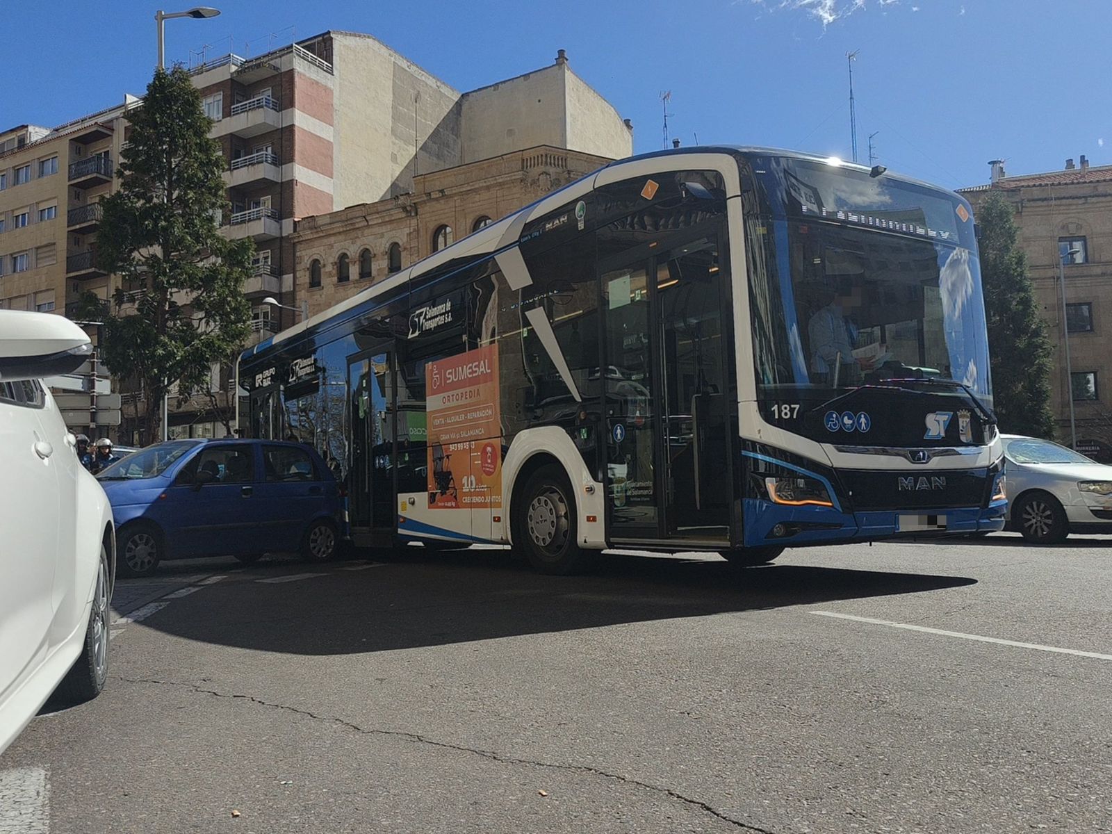 Un autobús golpea a un coche que había colisionado con otro en la Puerta de Zamora