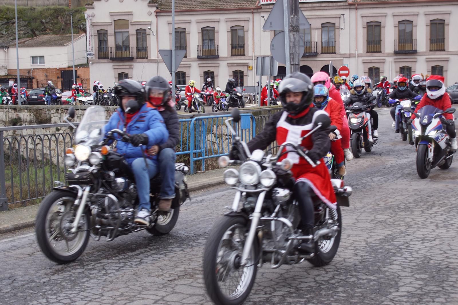Alba de Tormes se despierta con el ruido de la 'Papanoelada motera' presidida por Papá Noel