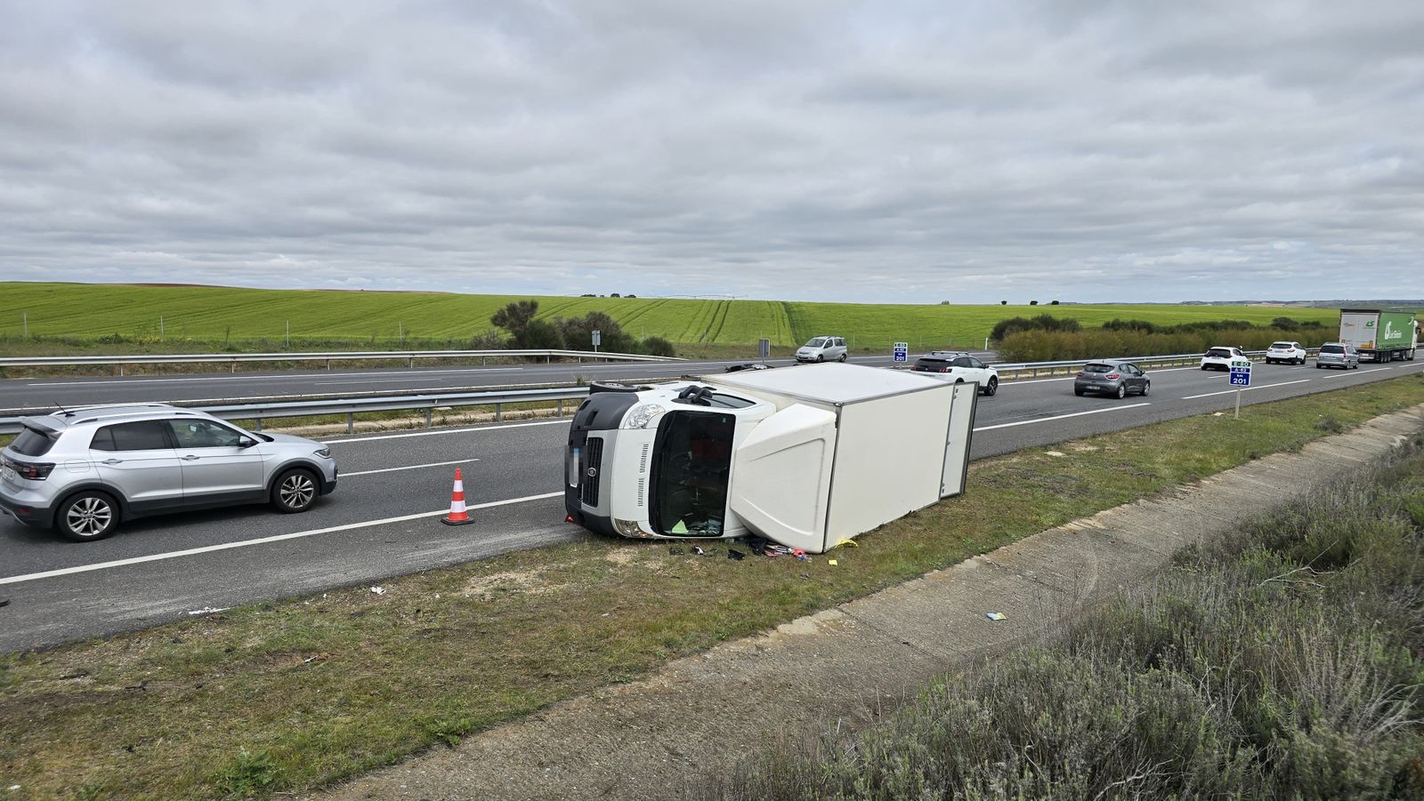 Camión volcado en la A-62