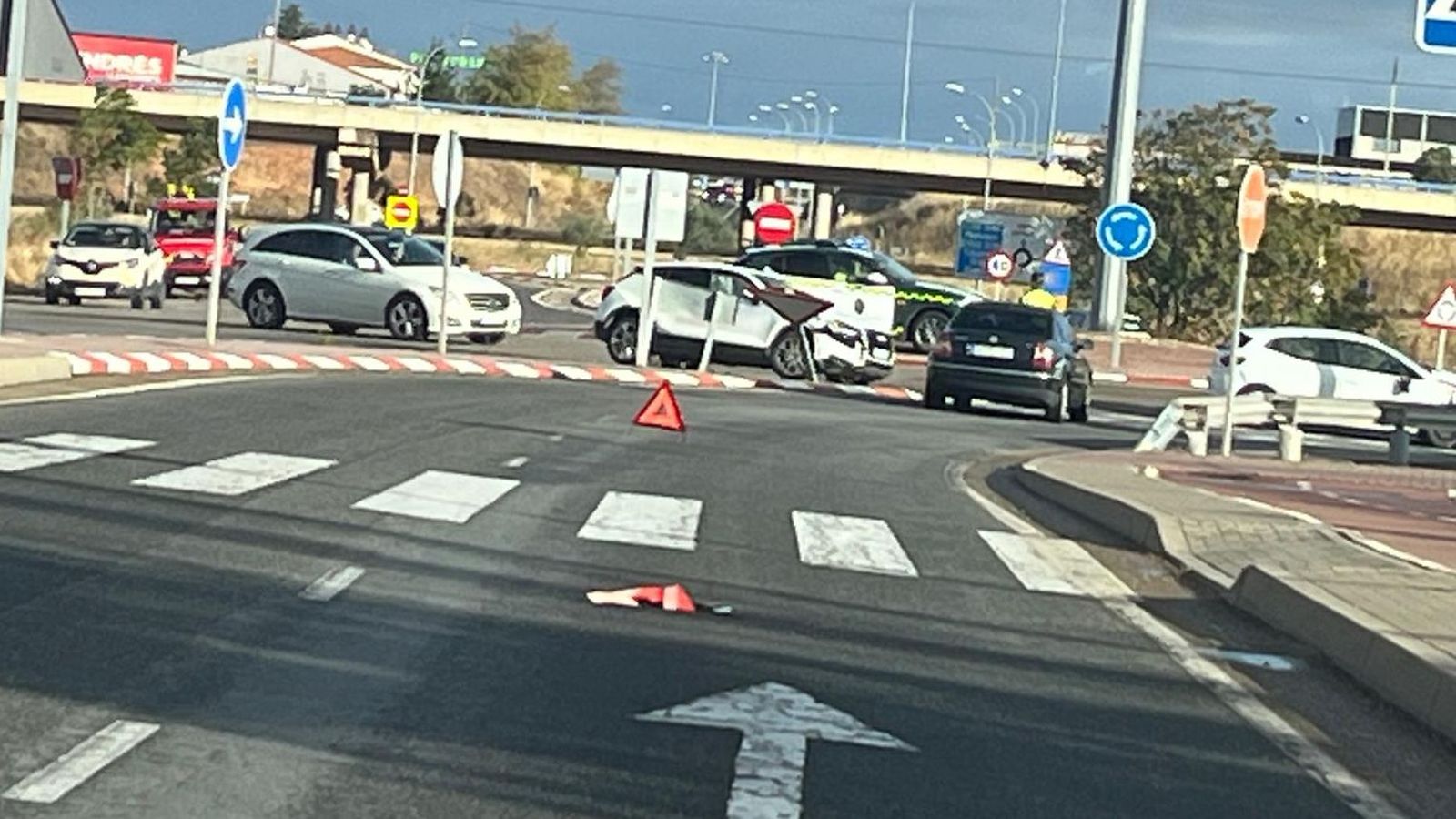 Un choque entre dos coches derriba dos señales de tráfico en la rotonda del Helmántico