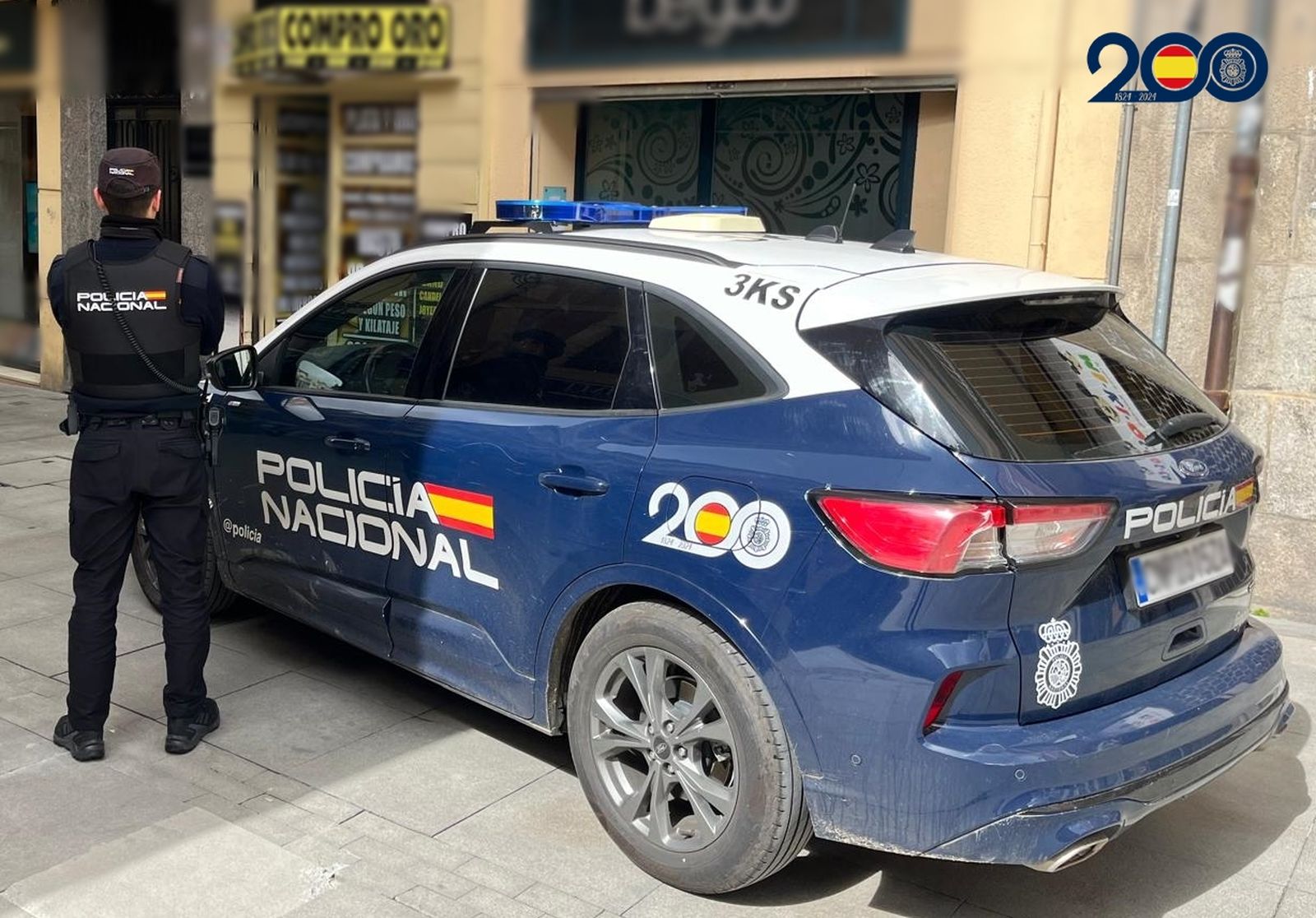 La Policía Nacional en las inmediaciones de un establecimiento de compara-venta de oro en la capital