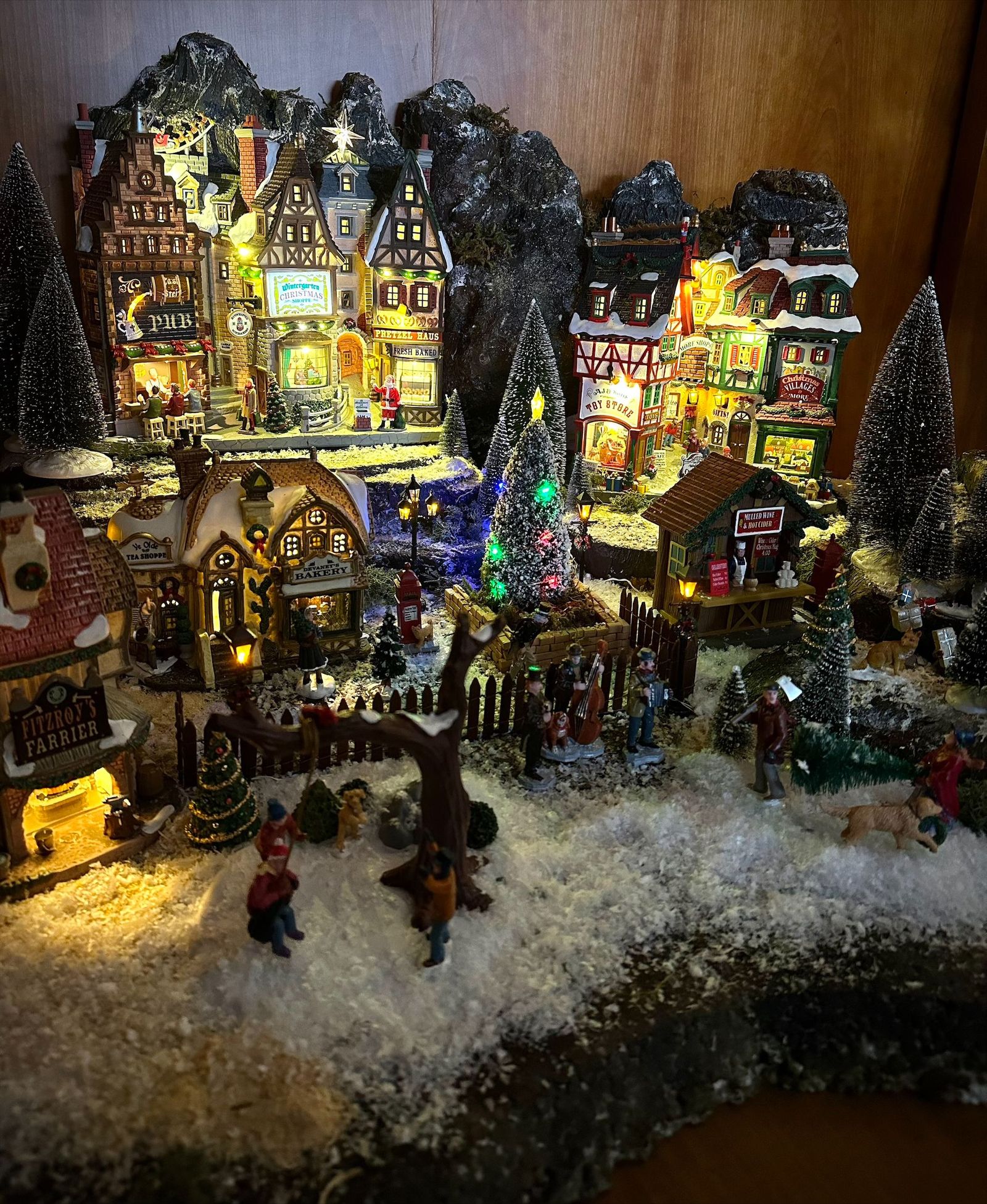 j-a-r-g-decoracion-navidena-en-una-vivienda-situada-en-la-calle-jose-luis-sert-en-aldeatejada-2