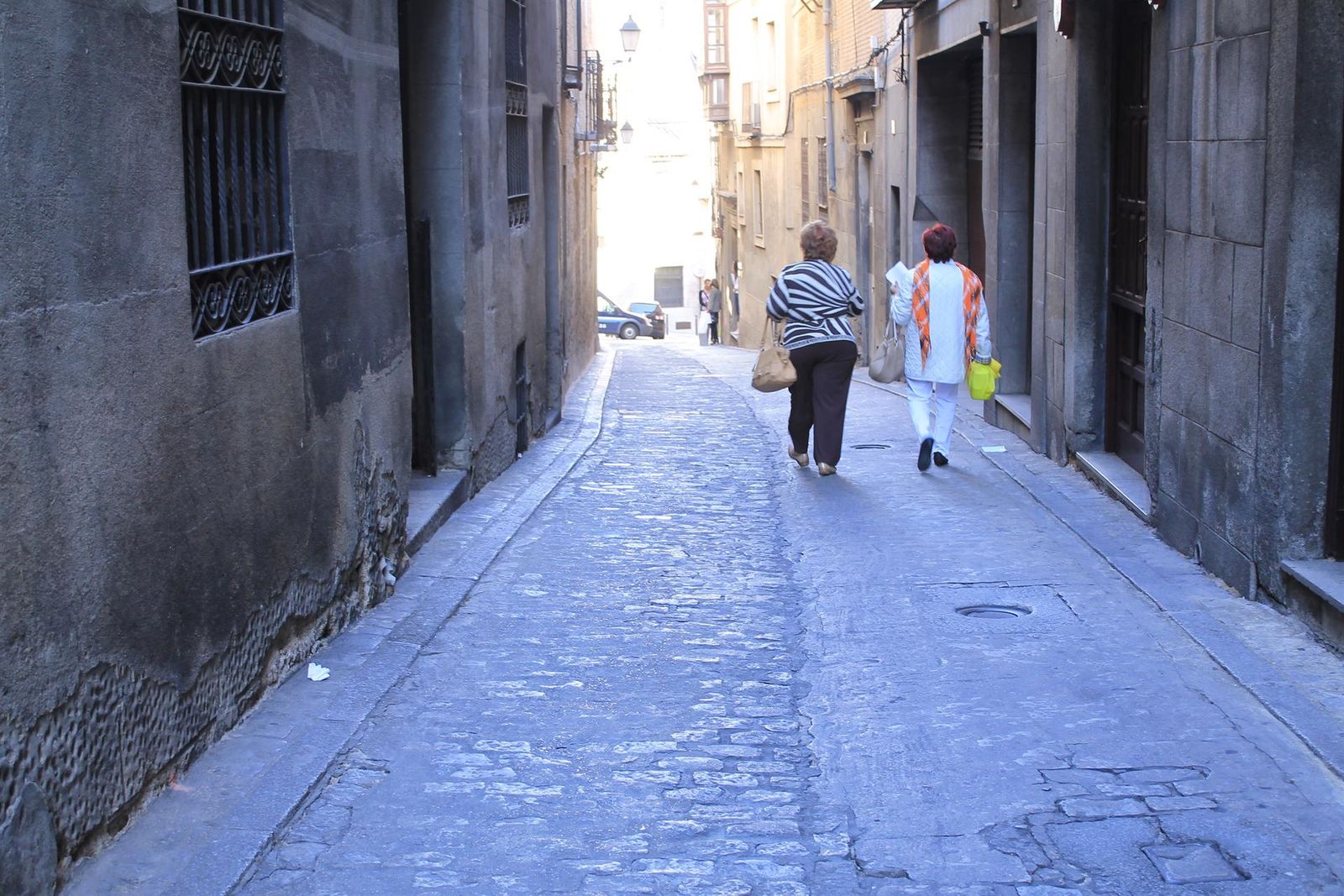 Dos mujeres mayores pasean por una calle. - EUROPA PRESS - Archivo