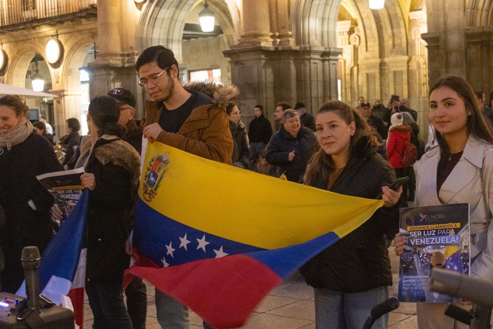 Concentración por la paz en Venezuela en la Plaza Mayor de Salamanca.