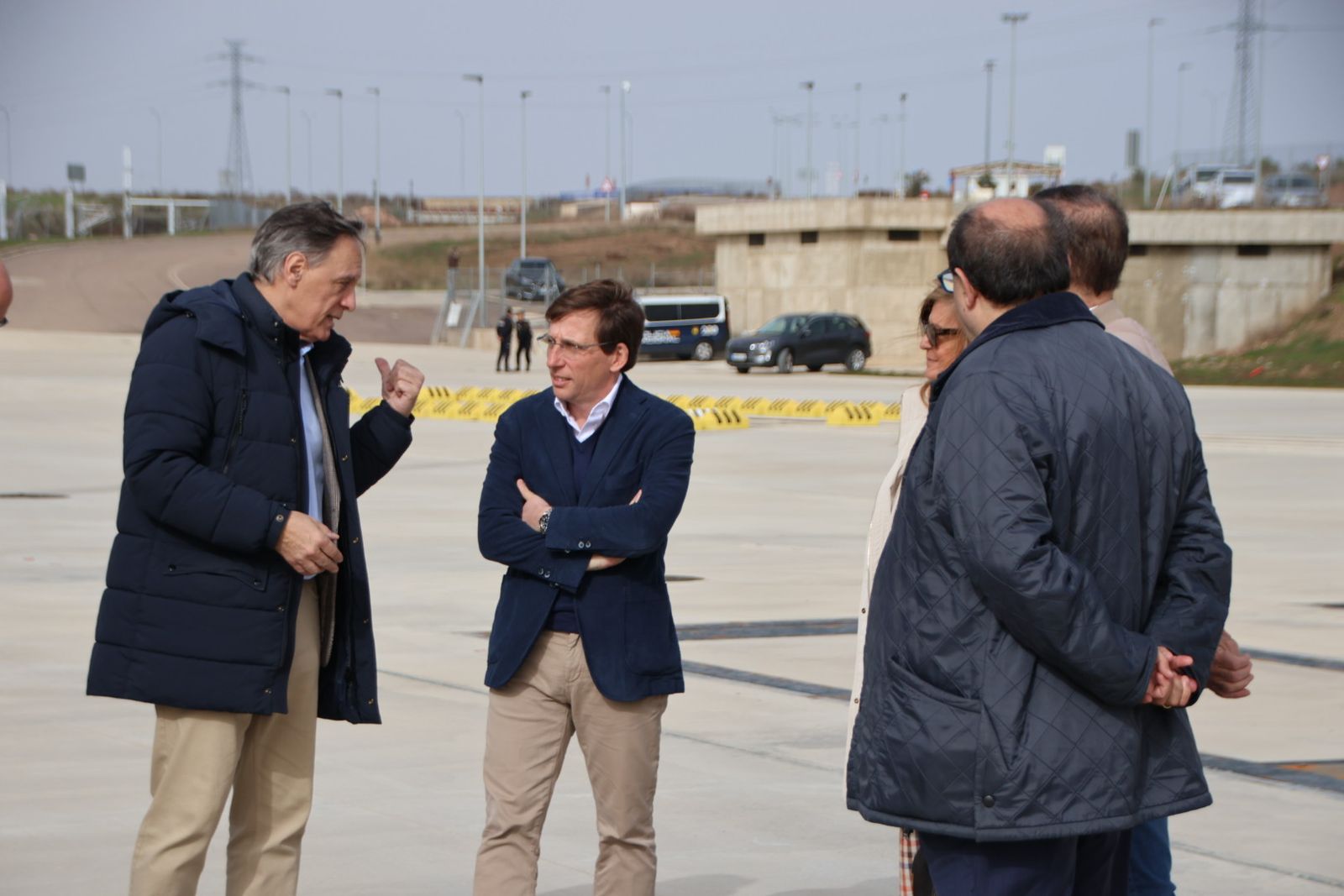 José Luis Martínez Almeida y Carlos García Carbayo, atienden a los medios de comunicación antes de realizar una visita al Puerto Seco de Salamanca