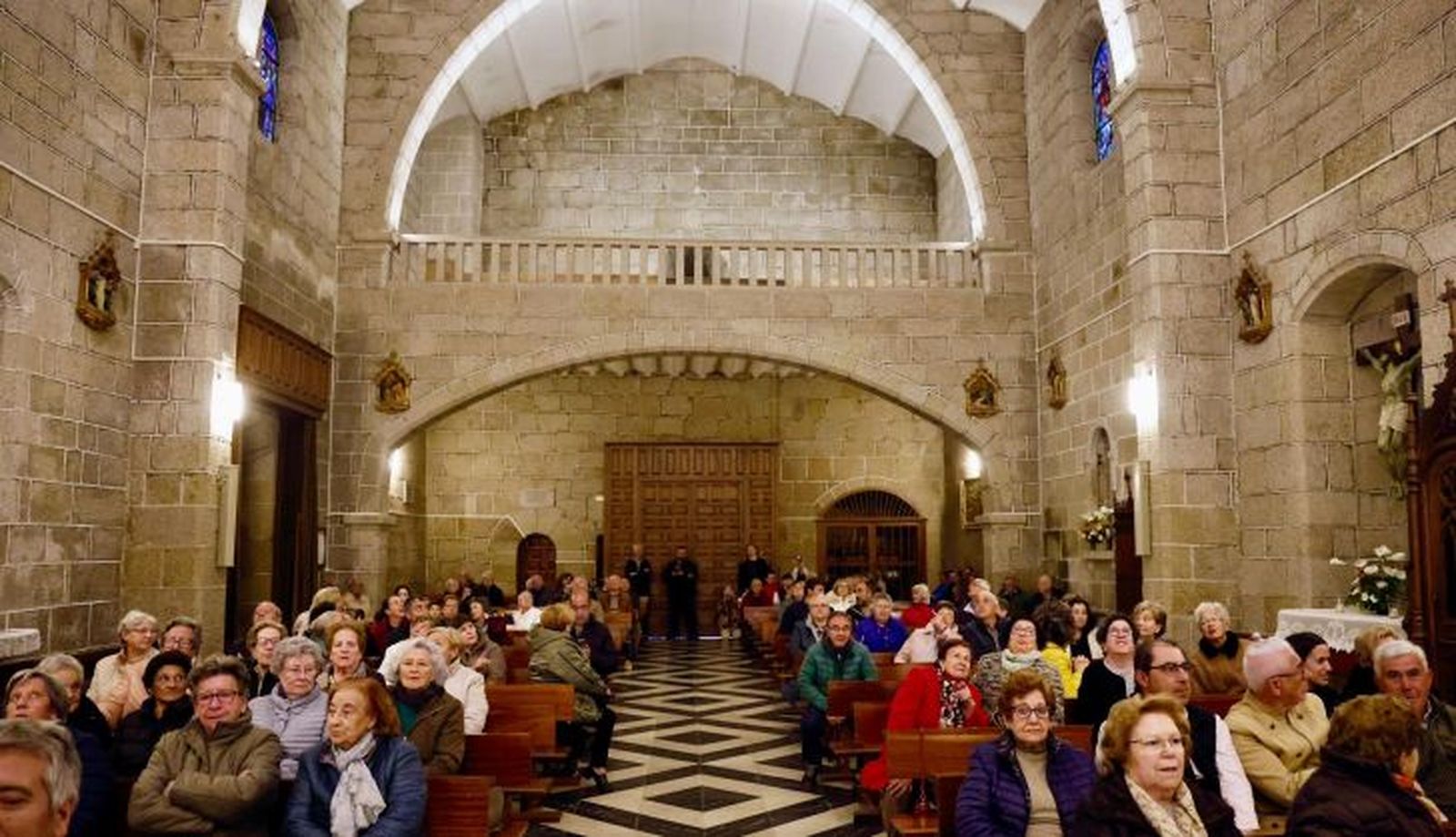 Asistentes a la inauguración de la nueva iluminación interior