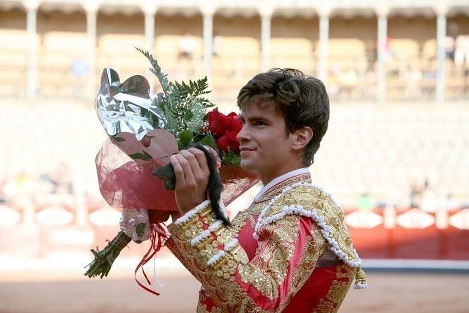 Gallo invita a dos personas a ver por primera vez los toros