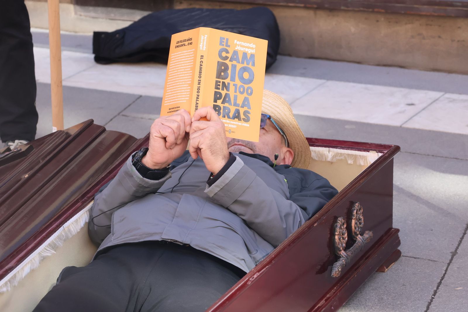 GALERÍA | La simbólica reivindicación 'Renfe entierra Sanabria' llega al centro de Zamora