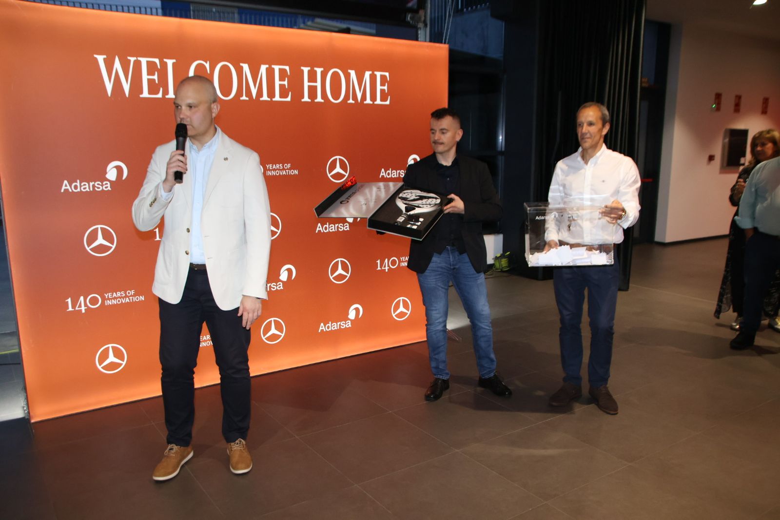 Presentación dos coches en la mercedes