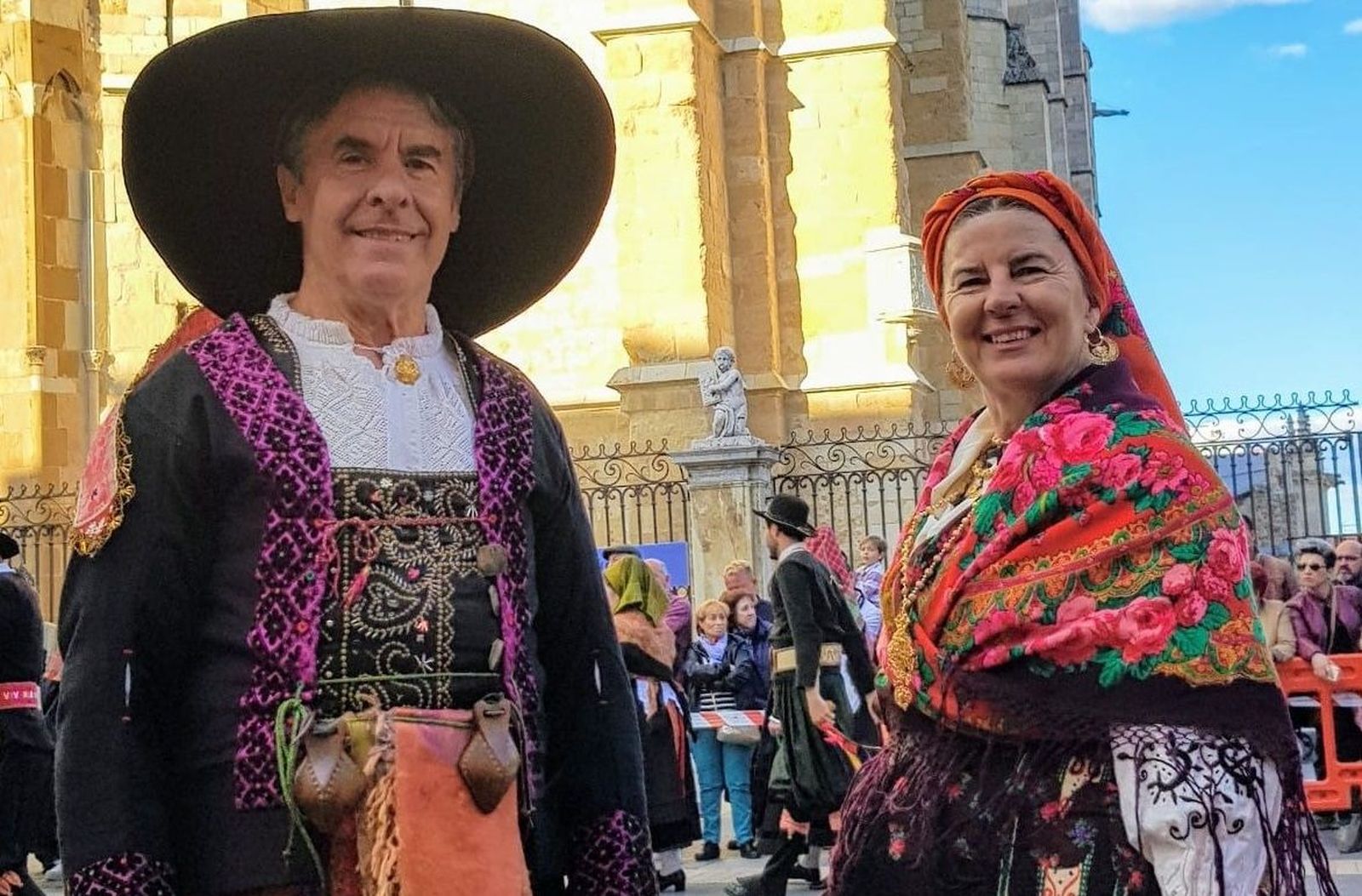 José María Mateos Valiente, tamborilero de Robleda junto con su esposa Catalina Sánchez Moreno, galardonados con la 'Encina Charra 2025' de Ciudad Rodrigo