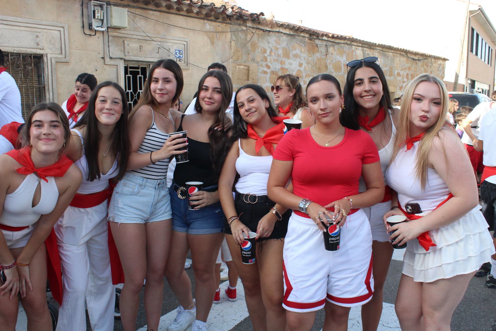 Castellanos de Moriscos. Paseo de peñas con la temática “Viva San Fermín”