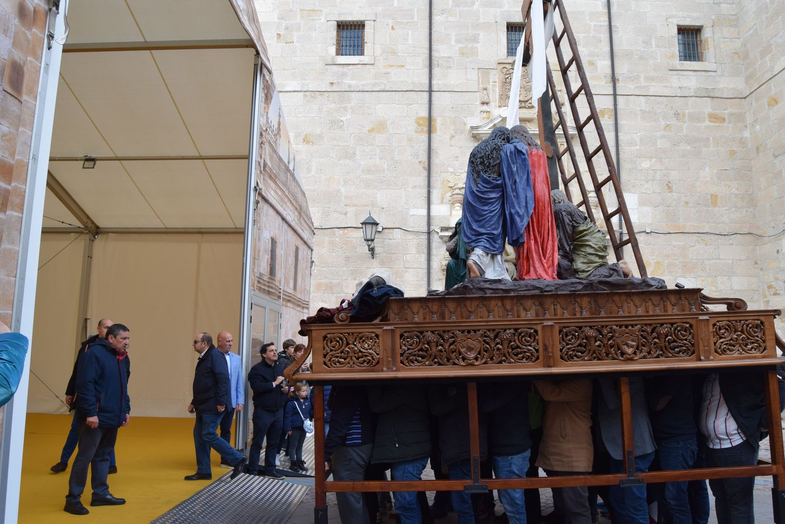 traslado-de-los-pasos-de-semana-santa-a-la-carpa-19