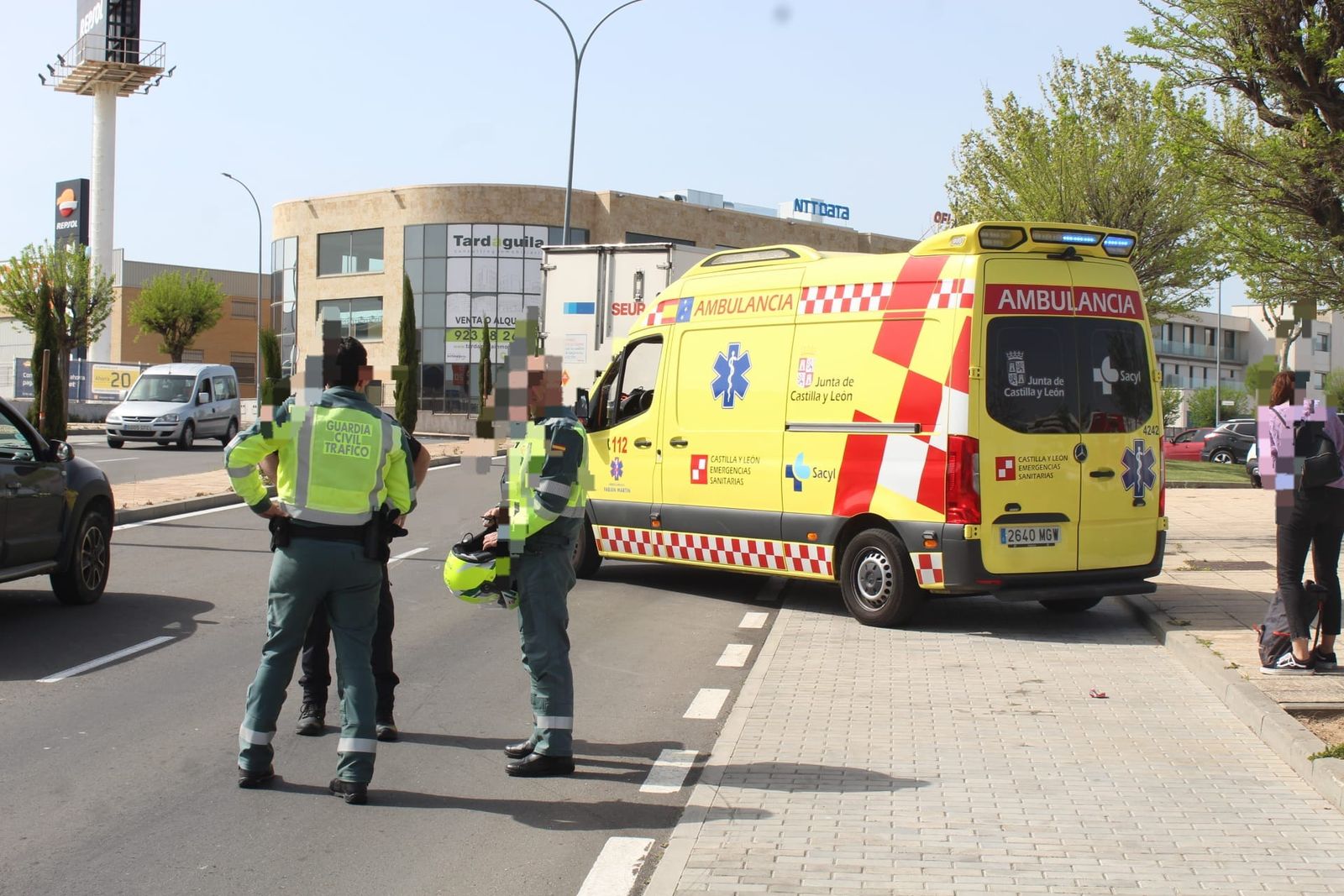 Ambulancia y Guardia Civil en Carbajosa. Foto de archivo