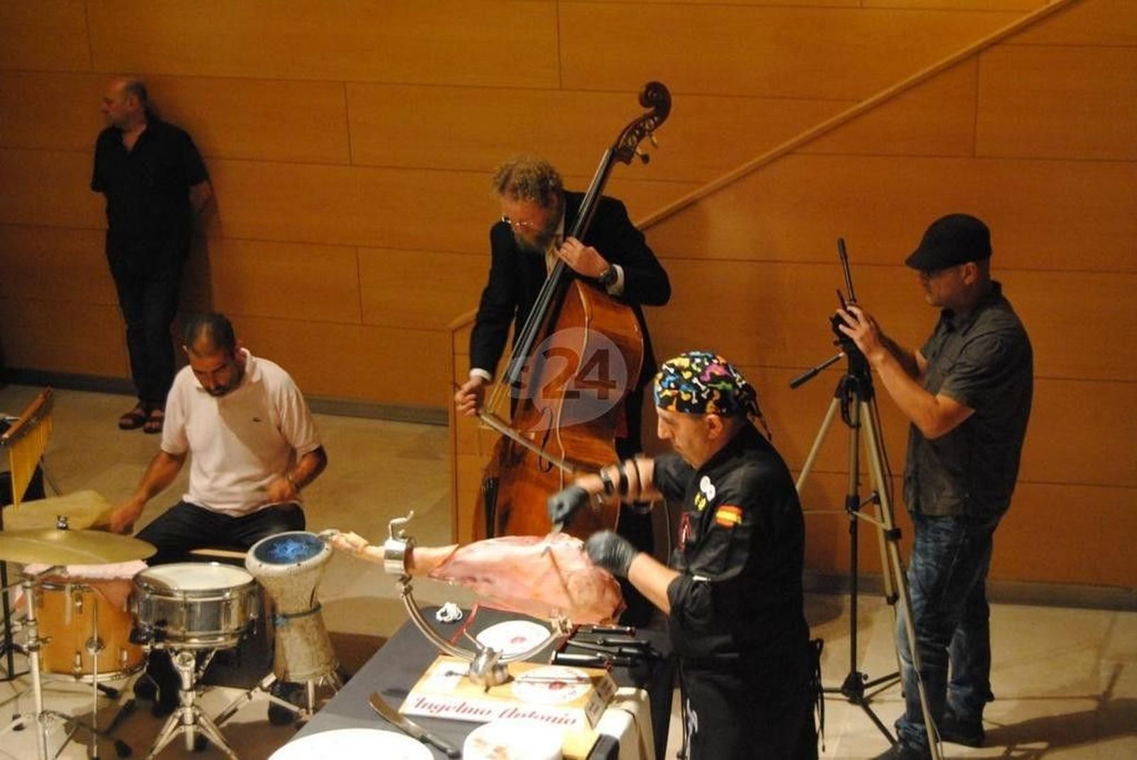 La sala central del DA2 acoge este viernes la presentación del disco 'Ánimo para una amiga'