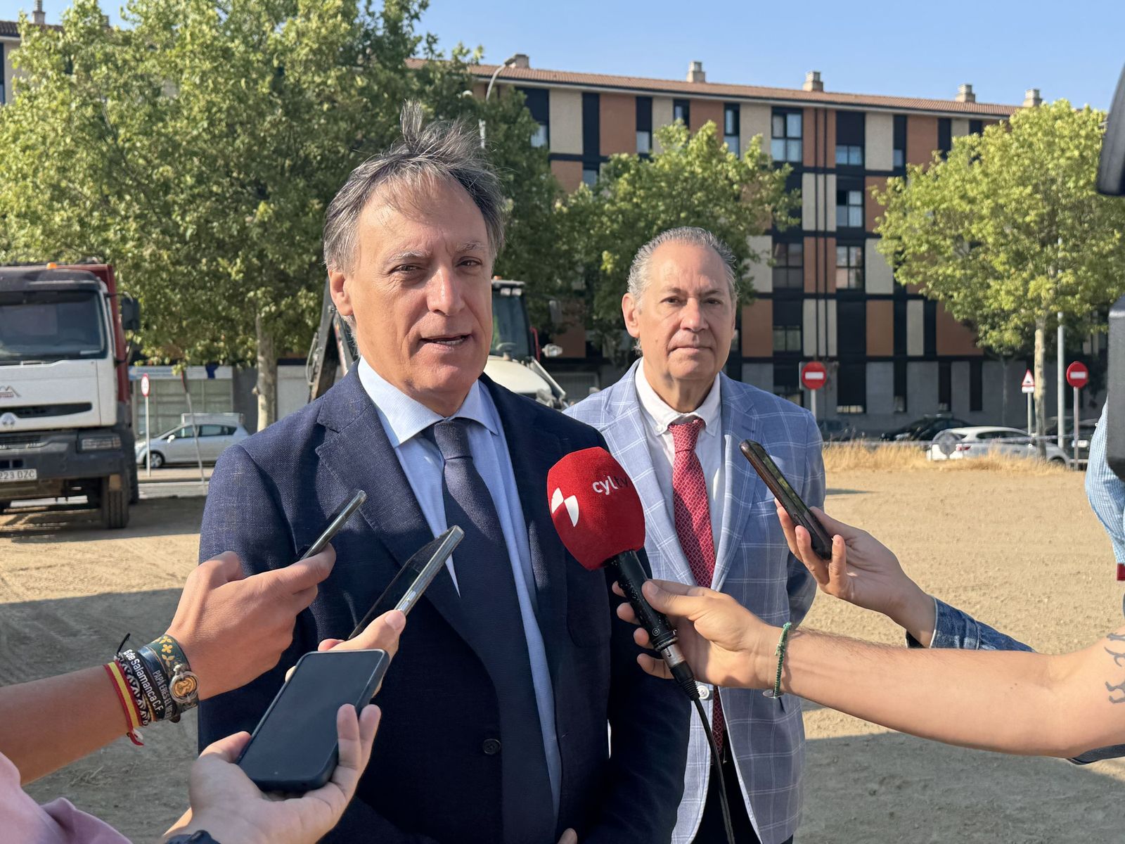 El alcalde de Salamanca, Carlos García Carbayo, visita las obras del nuevo aparcamiento gratuito en superficie del barrio El Zurguén