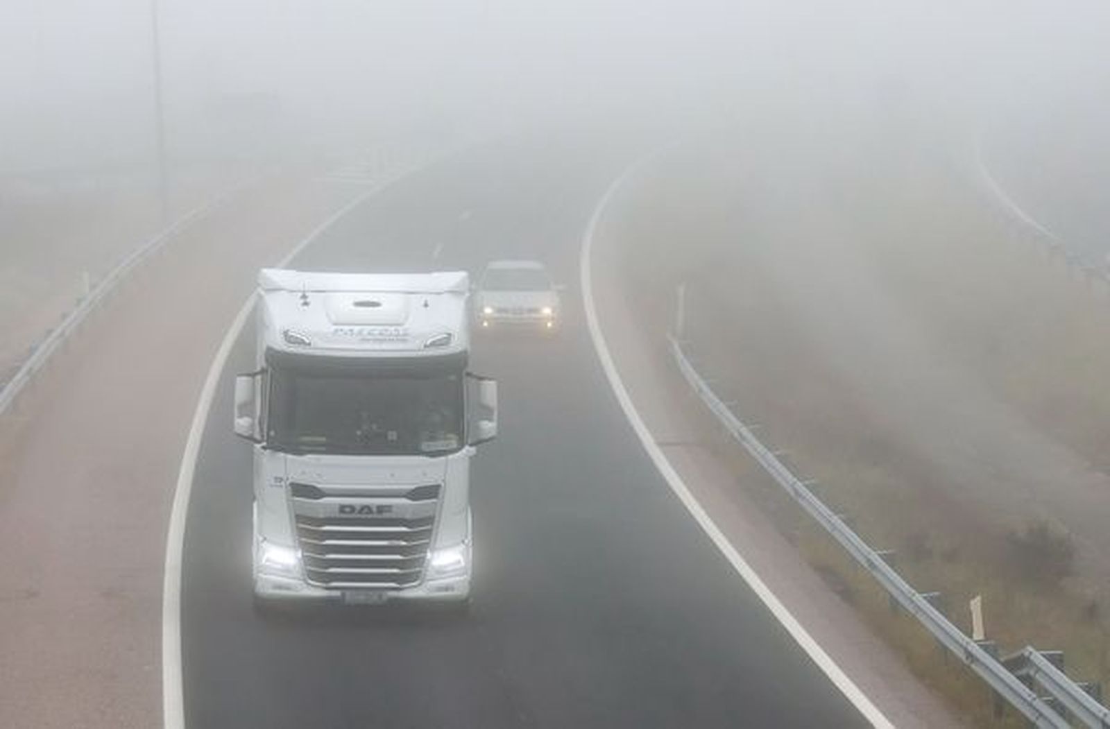 Vicente / ICAL . Intensa niebla en la A-62, en Ciudad Rodrigo (Salamanca)