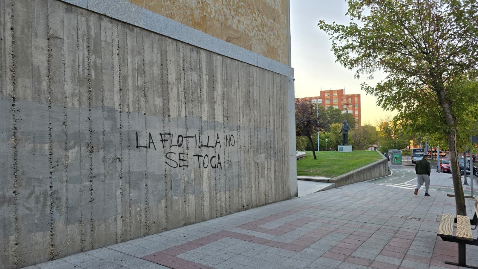 Realizan varias pintadas y ponen silicona en edificos públicos en protesta por Gaza