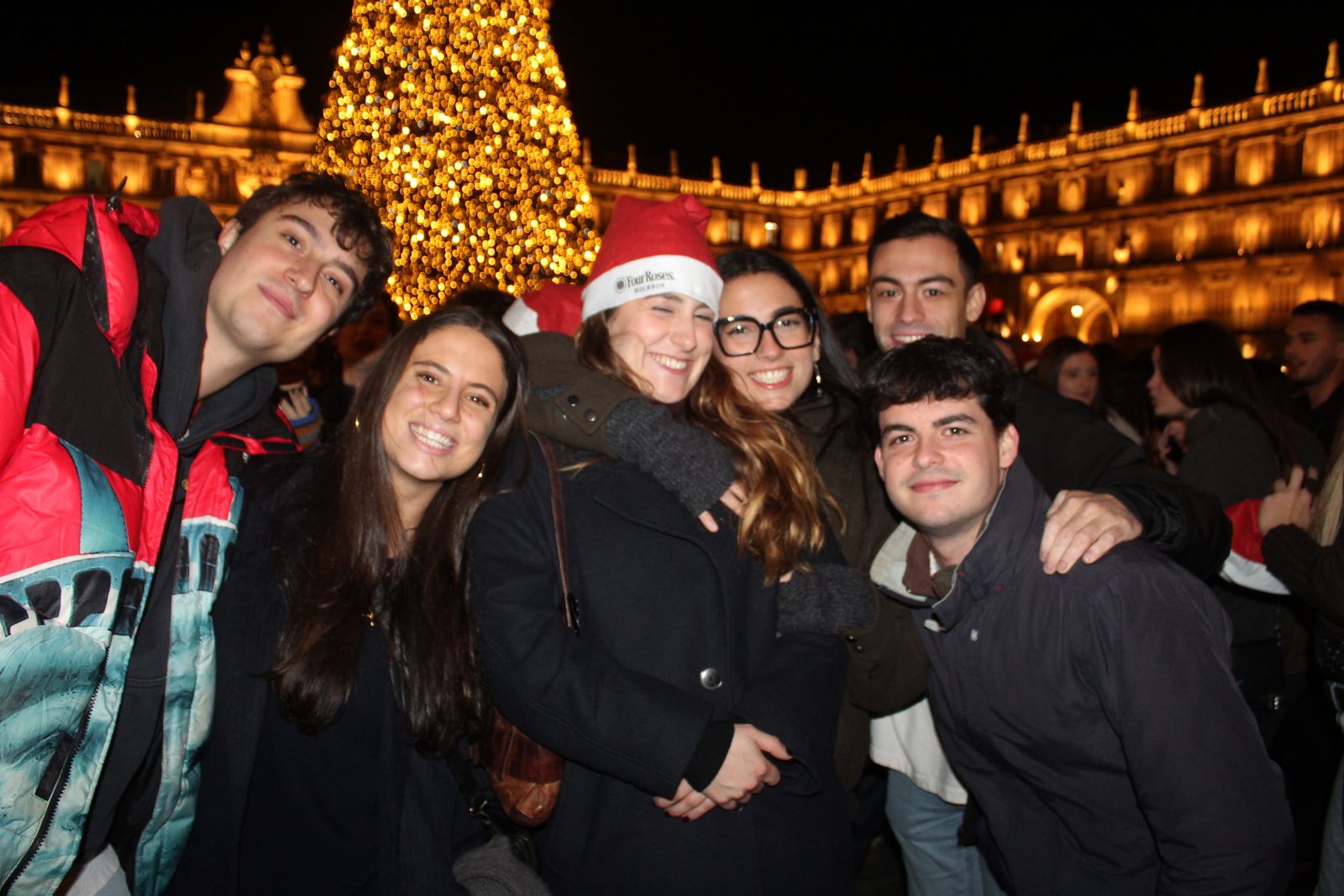 Miles de personas disfrutan de las campanadas y la fiesta del Fin de Año Universitario