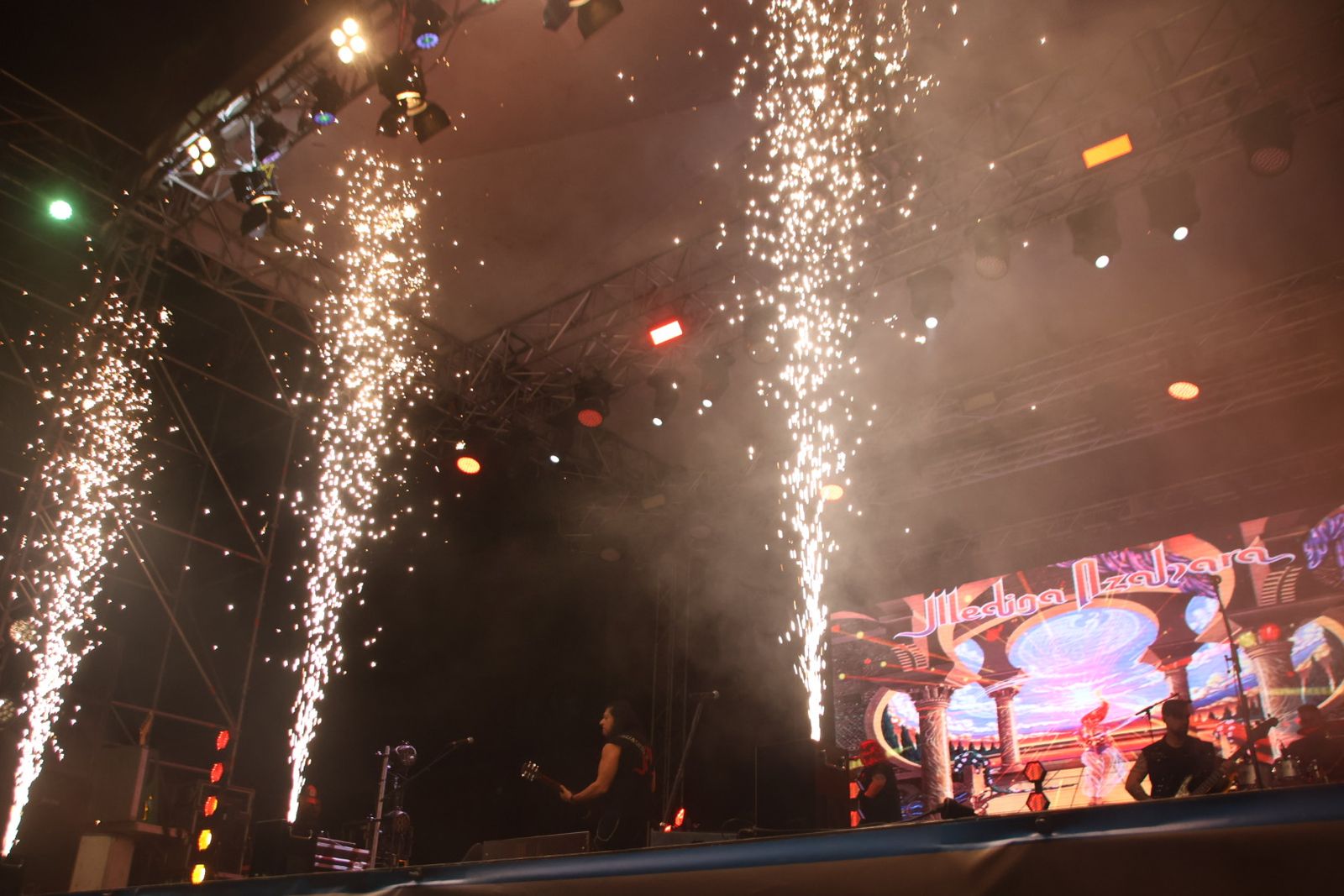 Medina Azahara hace vibrar a la Plaza Mayor de Salamanca con su eterno y emblemático rock