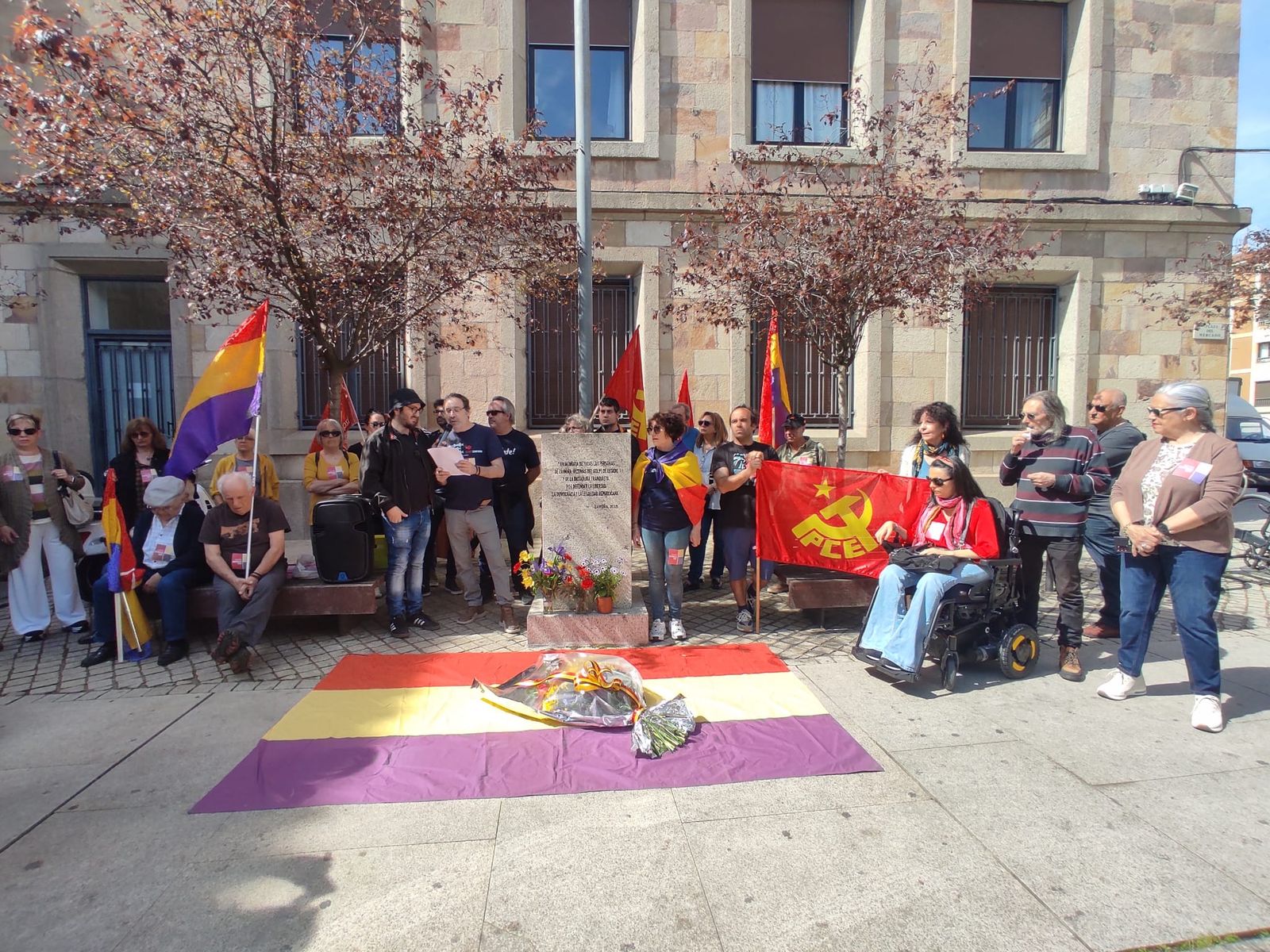 Lectura del manifiesto en la plaza del Mercado por el aniversario de la proclamación de la Segunda República Española del 2024.