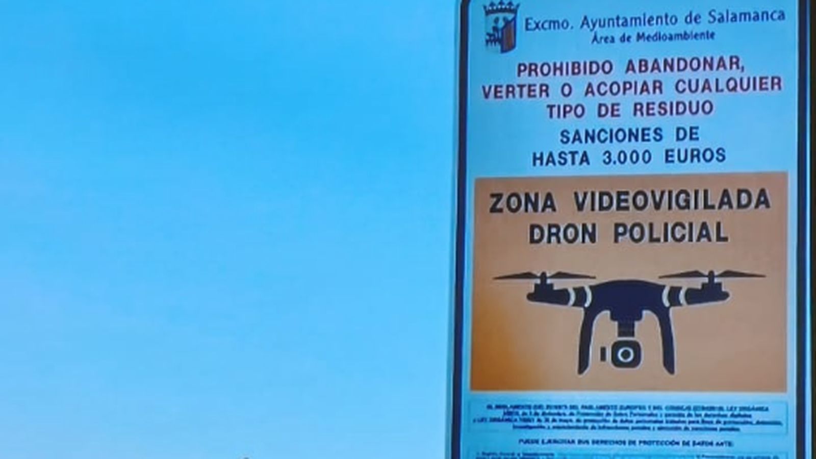 Cartel informativo de la presencia de drones para controlar escombros Cartel informativo de la presencia de drones para controlar escombros