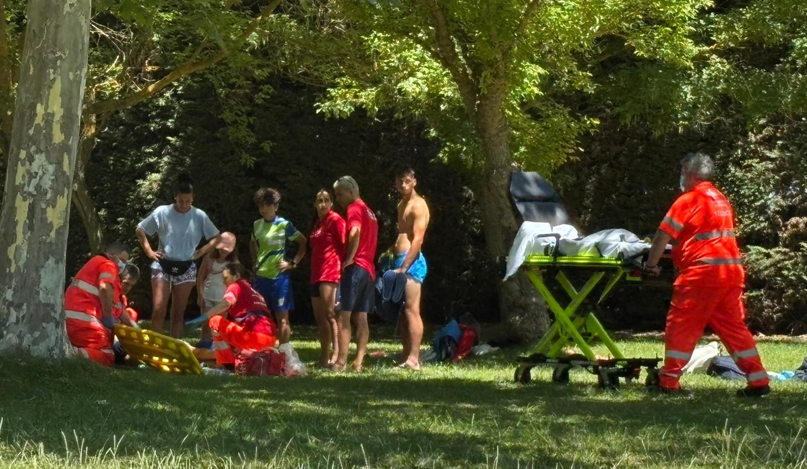 Sanitarios atienden a un menor en la piscina de La Aldehuela (1)