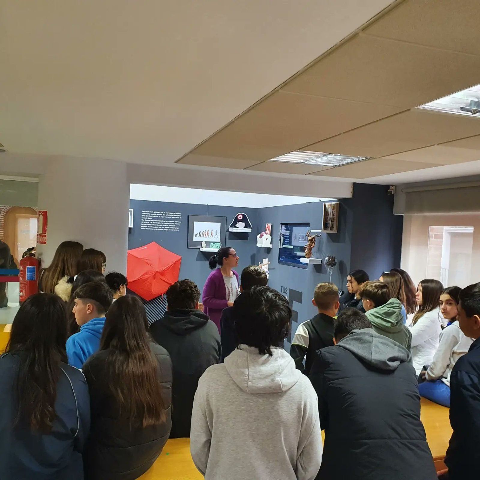 Escolares peñarandinos en su visita a la biblioteca municipal de Peñaranda