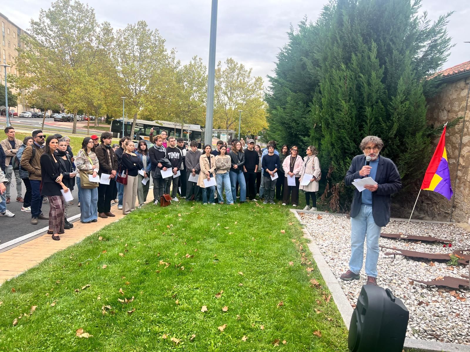 Homenaje en la tapia del cementerio a los 15 fusilados de 1936 en Salamanca