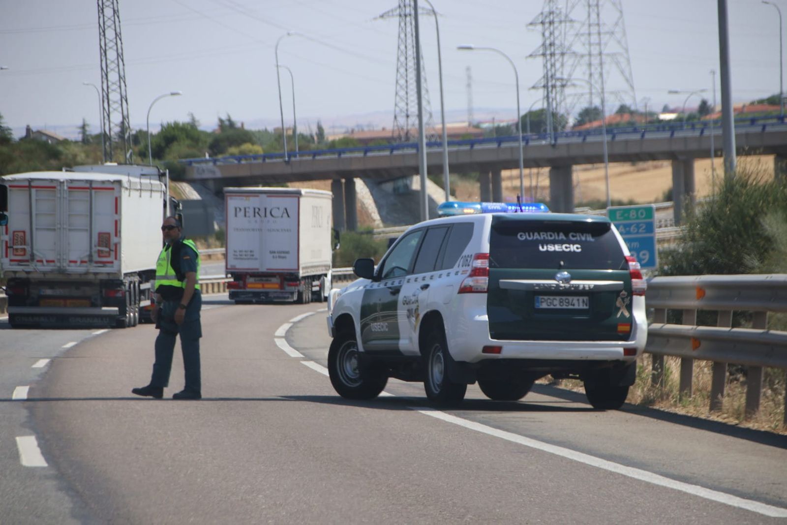 Accidente de tráfico entre un camión y un vehículo en la A-62 a la altura de Villares de la Reina