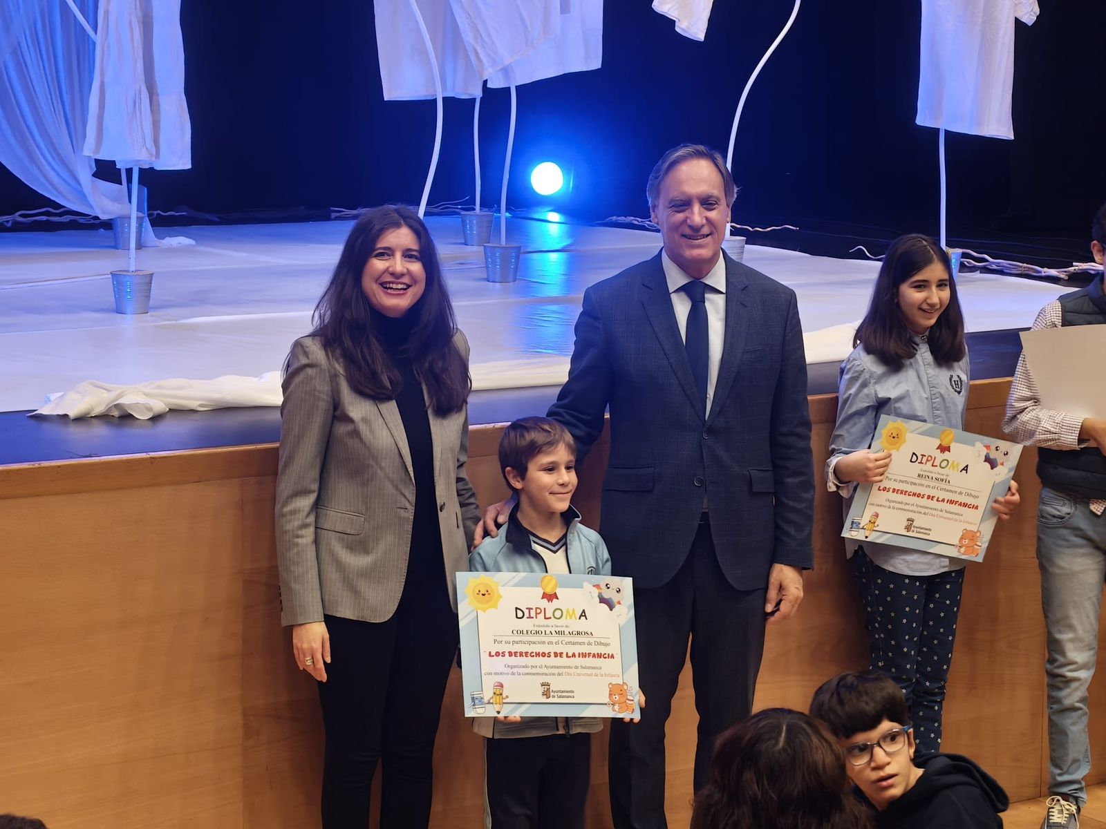 Los niños del concurso de dibujo de reciben sus diplomas premiados de las manos del alcalde por el Día Internacional de los Derechos de la Infancia
