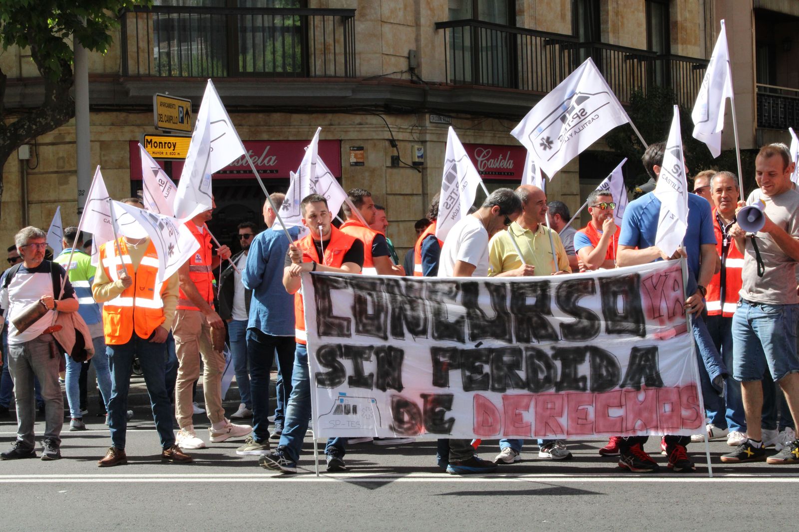 Concentración de trabajadores del transporte sanitario ante la Gerencia de Salud de Salamanca