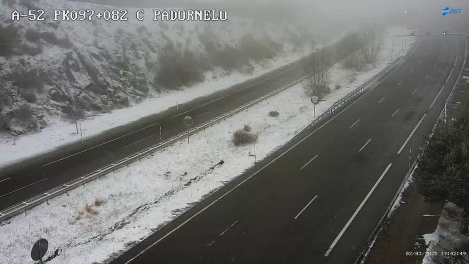 Nieve en la A-52 visibilidad reducida. DGT