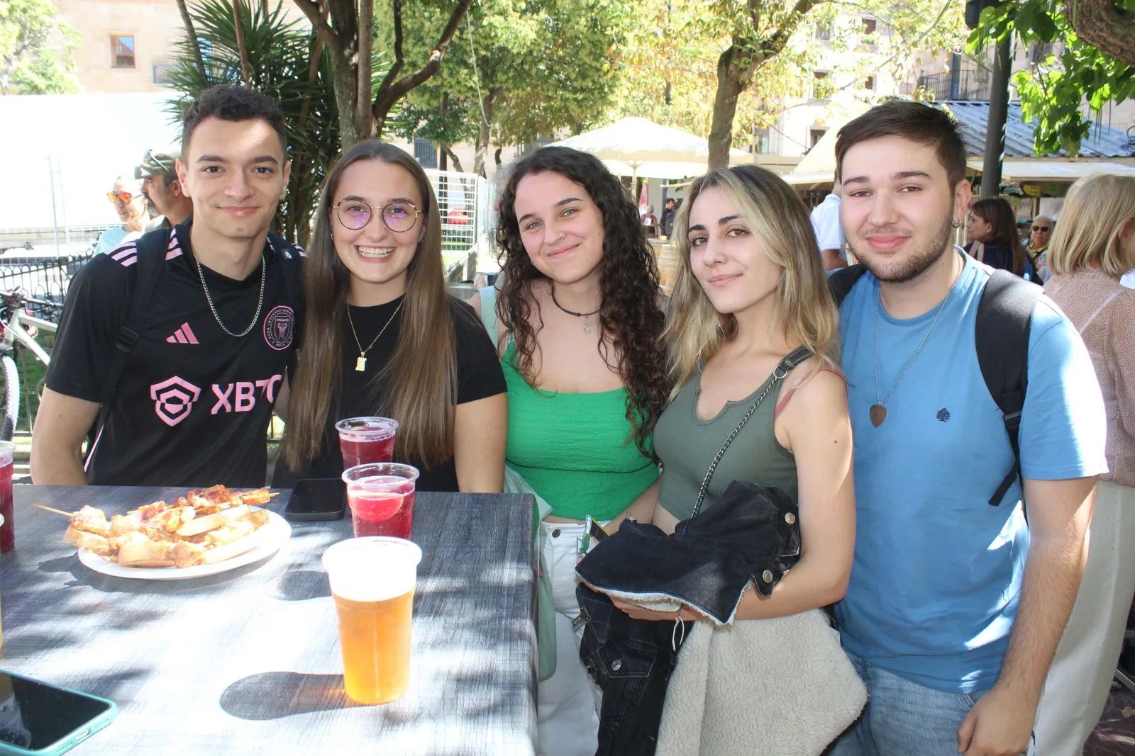 Ambiente en la Feria de Día en el mediodía de este sábado