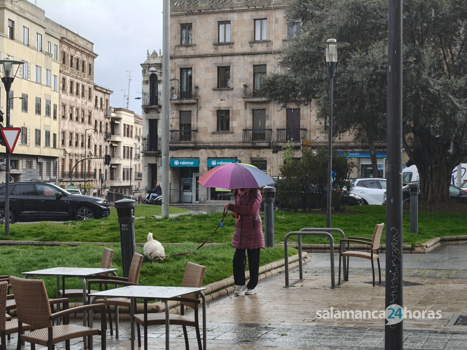 Personas paseando bajo la lluvia en Salamanca. Archivo. S24H.