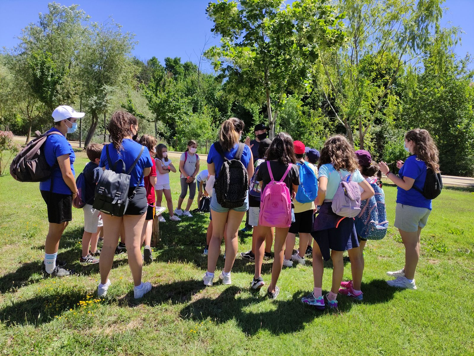 Jóvenes de un campamento. Archivo