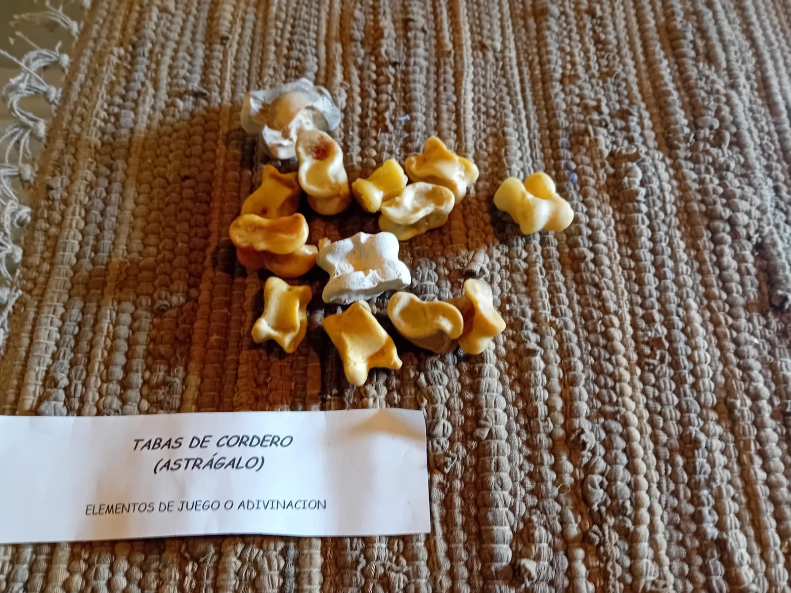 Tabas de cordero añadidas a las tumbas