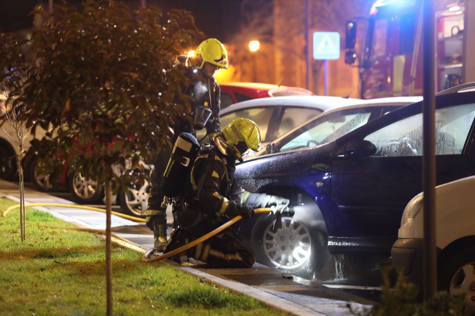 Intervención de los Bomberos de Salamanca por un conato de incendio en un turismo