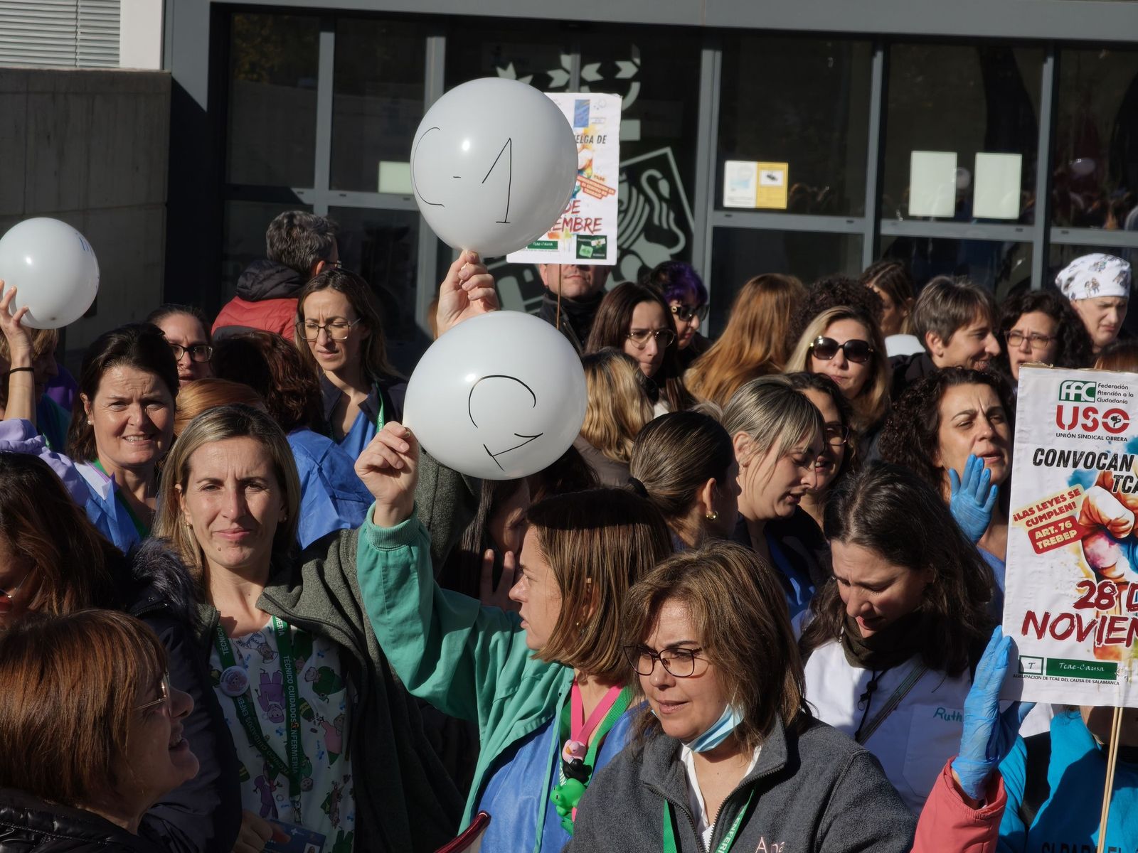 Las TCAEs de Salamanca se concentran a las puertas del hospital de Salamanca