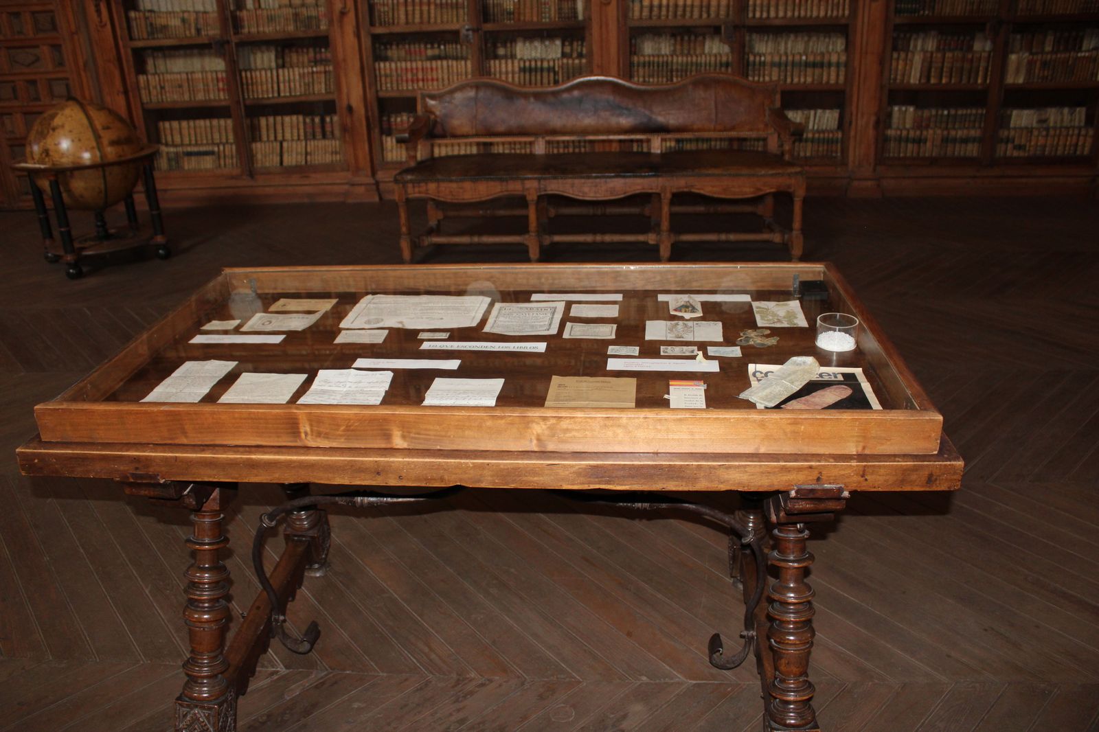 biblioteca-usal-serendipias-libros-historicos-directora-de-la-biblioteca-de-la-usal-libros-9