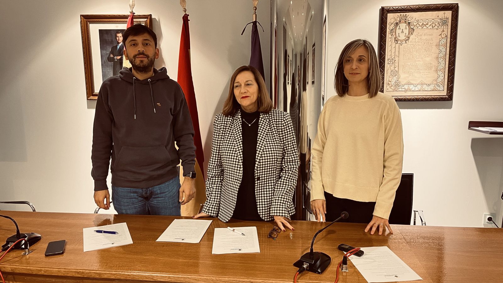 La alcaldesa de Peñaranda en la presentación del programa de Navidad junto a los concejales Francisco Díaz y Fátima Manzano