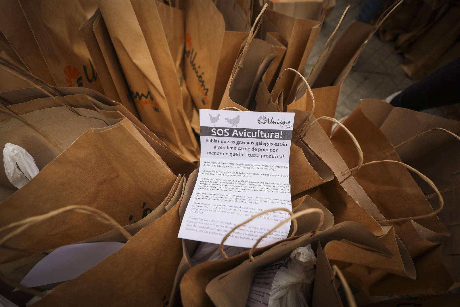 Archivo. Bolsas de la organización Unións Agrarias que reparten de forma gratuita 2.000 kilos de pollo como protesta por la subida en los costes de producción en la avicultura y los precios de venta. EP